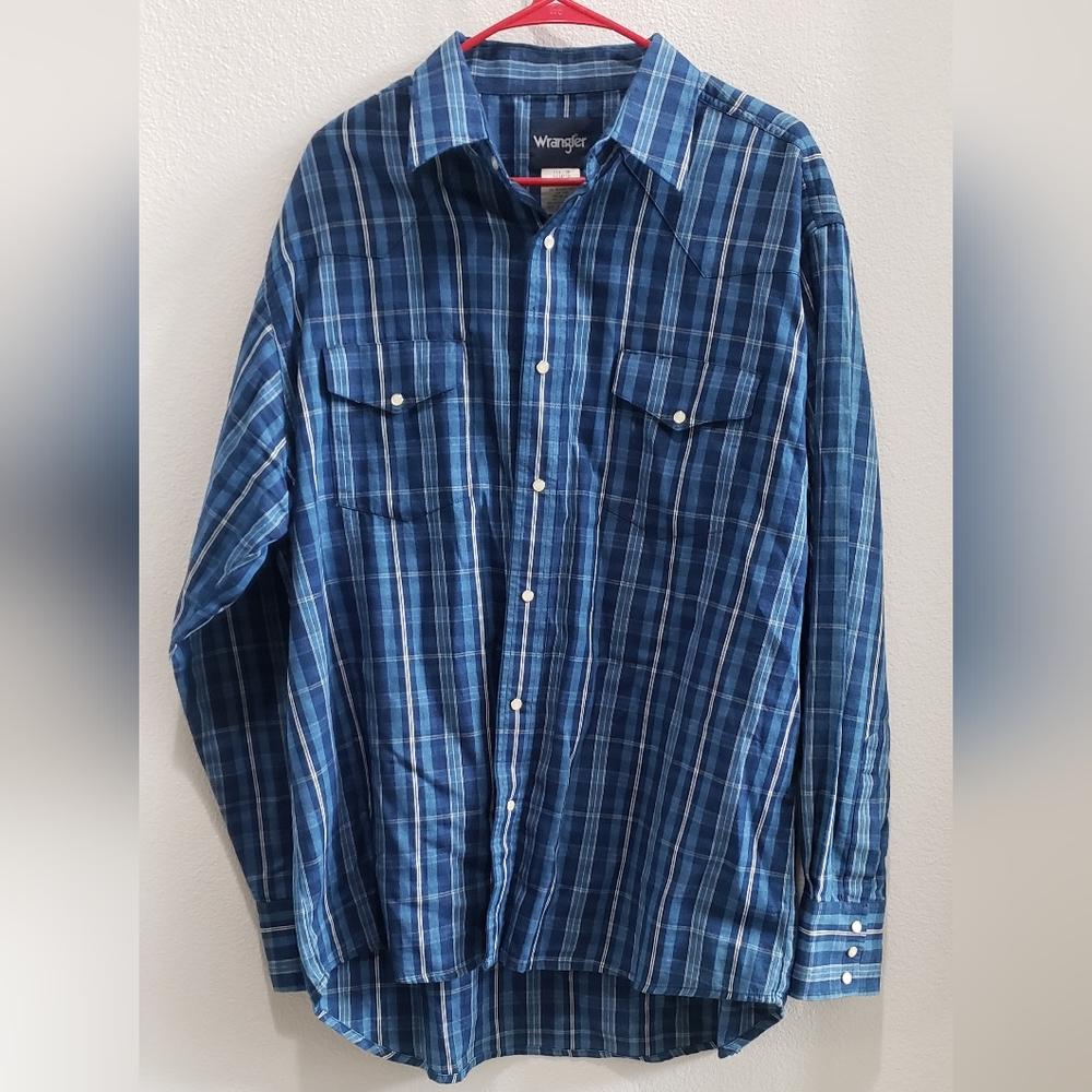 Men's wrangler button up  long  sleeved button up shirt size large